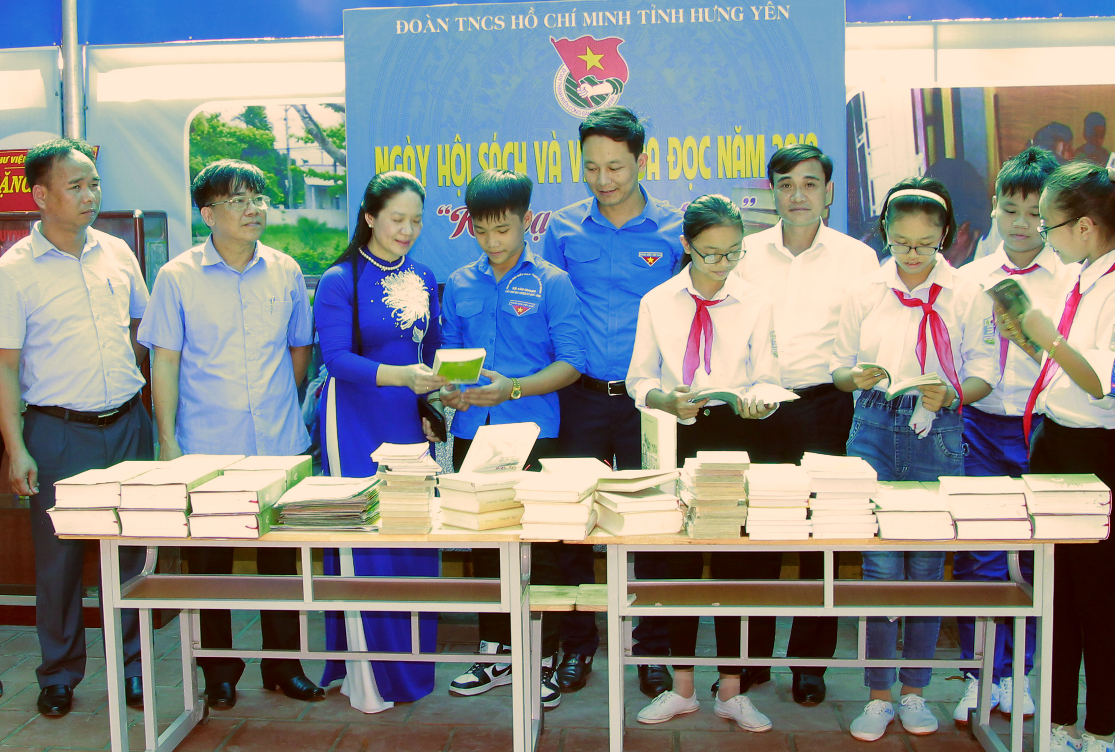 Đại diện Thư viện tỉnh tặng sách cho các em học sinh